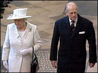 _44247822_queen_grab_203.jpg